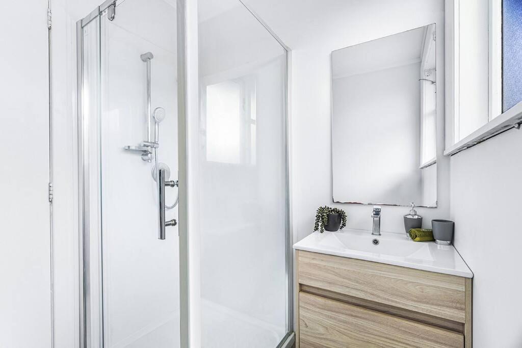 3-Bedroom House-Big Yard- Netflix Hamilton Esterno foto